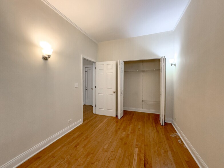 Building Photo - 4752 N Paulina St
