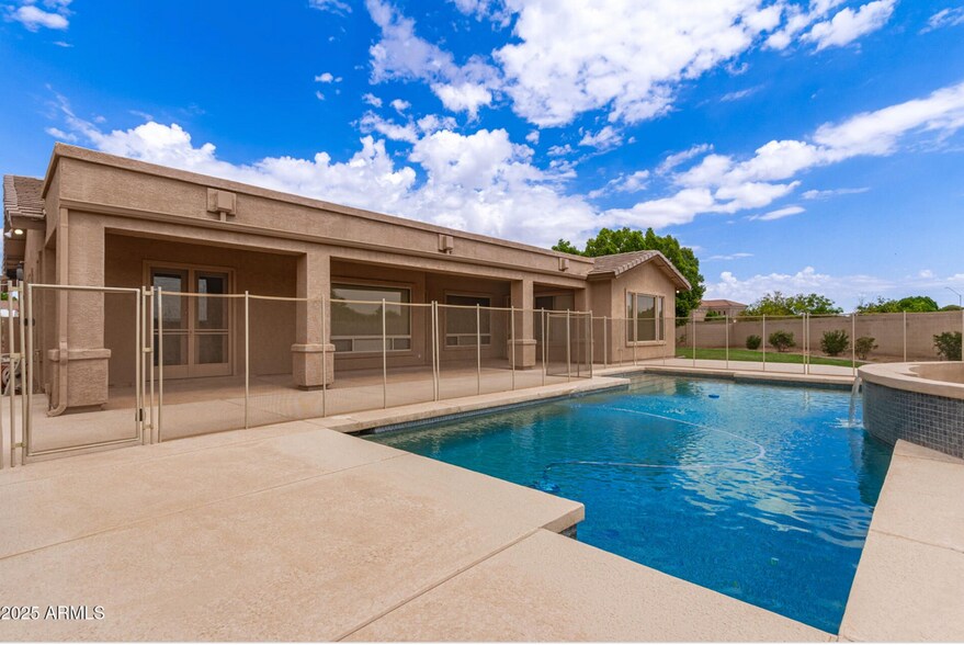 Building Photo - 1515 N Los Alamos Cir