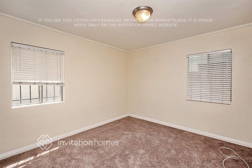 Building Photo - 1522 W 60th St