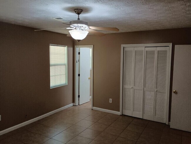 Building Photo - 405 Santa Fe Trail