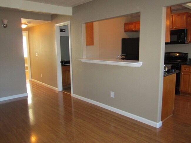 Building Photo - 2 bedroom 2 bathroom in Concord