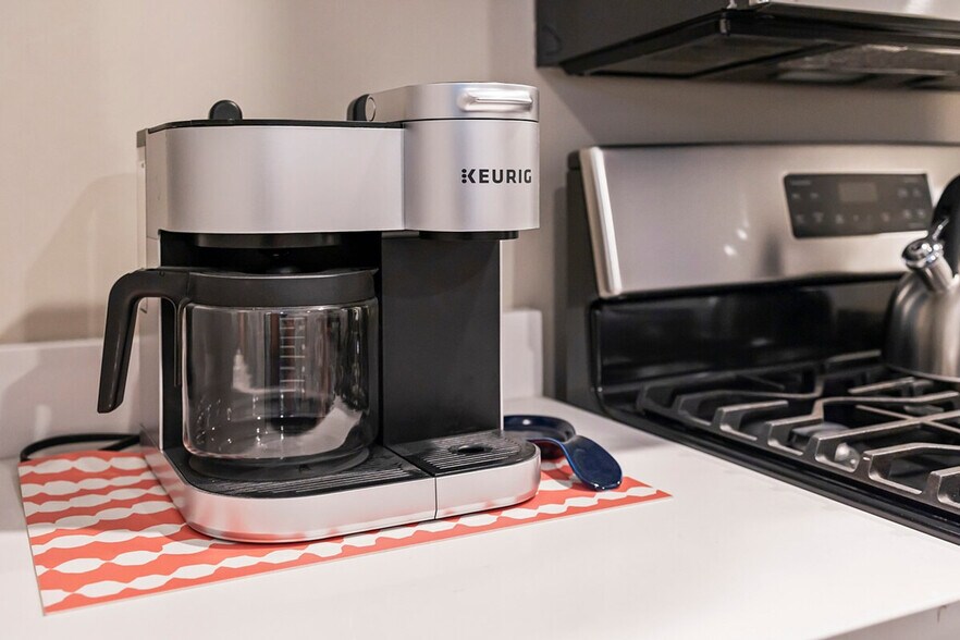 Building Photo - 472 Commercial St