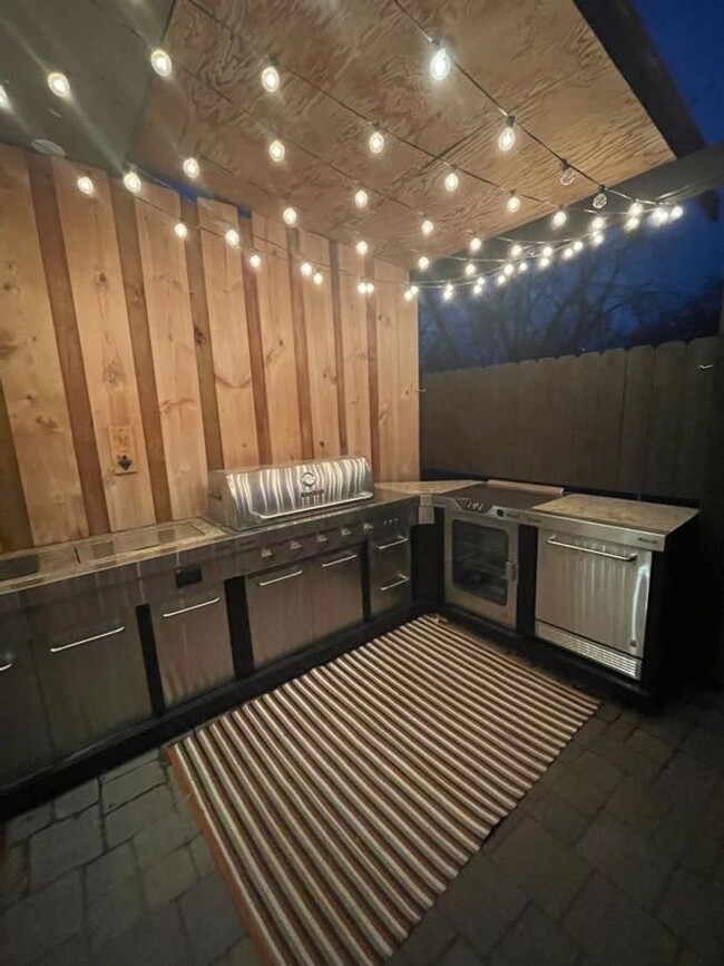 Building Photo - LOCATION LOCATION!! Contemporary & Updated...