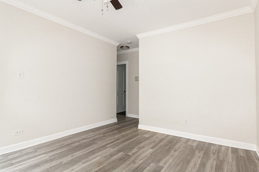Building Photo - 843 W Cornelia Ave