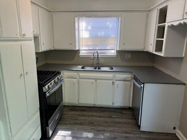 Building Photo - 4 bed Garage conversion in Okc