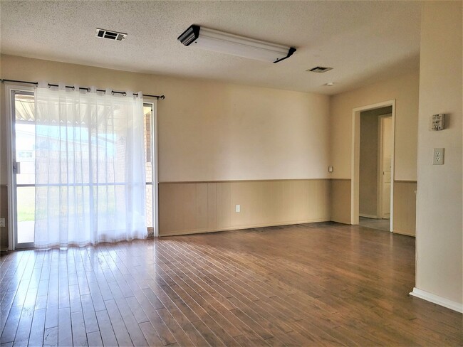 Building Photo - Welcome to the charming 3 bed/2 bath home ...