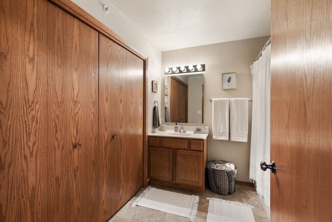 Building Photo - 1 Bed, 1 Bath 930 Sq Ft 2nd Floor