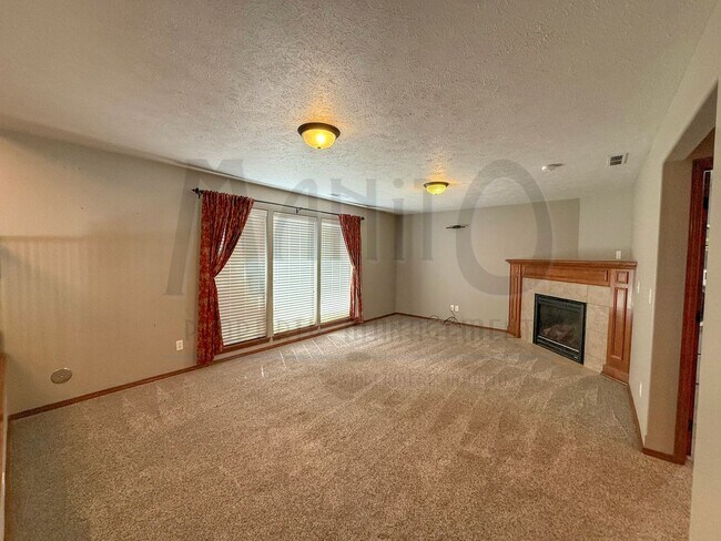 Building Photo - Spacious Eagle Ridge Home