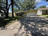 Building Photo - Cute 3 bedroom house in southwest Springfield!!
