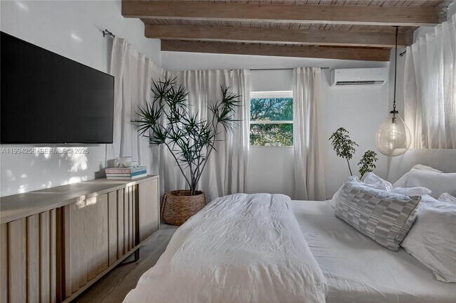 Building Photo - 3138 SW 15th St