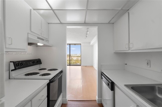 Building Photo - 2350 NE 135th St