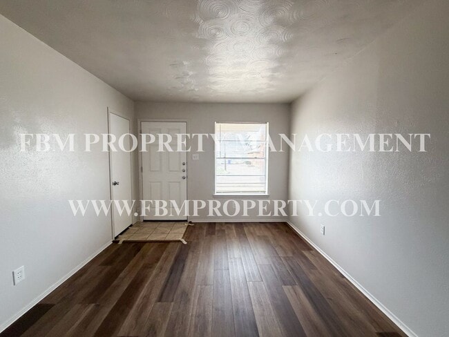 Building Photo - Preston-Gilmer Apartments, Unit 7 - Cozy 2 Bedroom, 1 Bathroom home in Ennis, Tx!