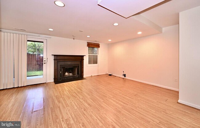 Building Photo - 1561 Templeton Pl