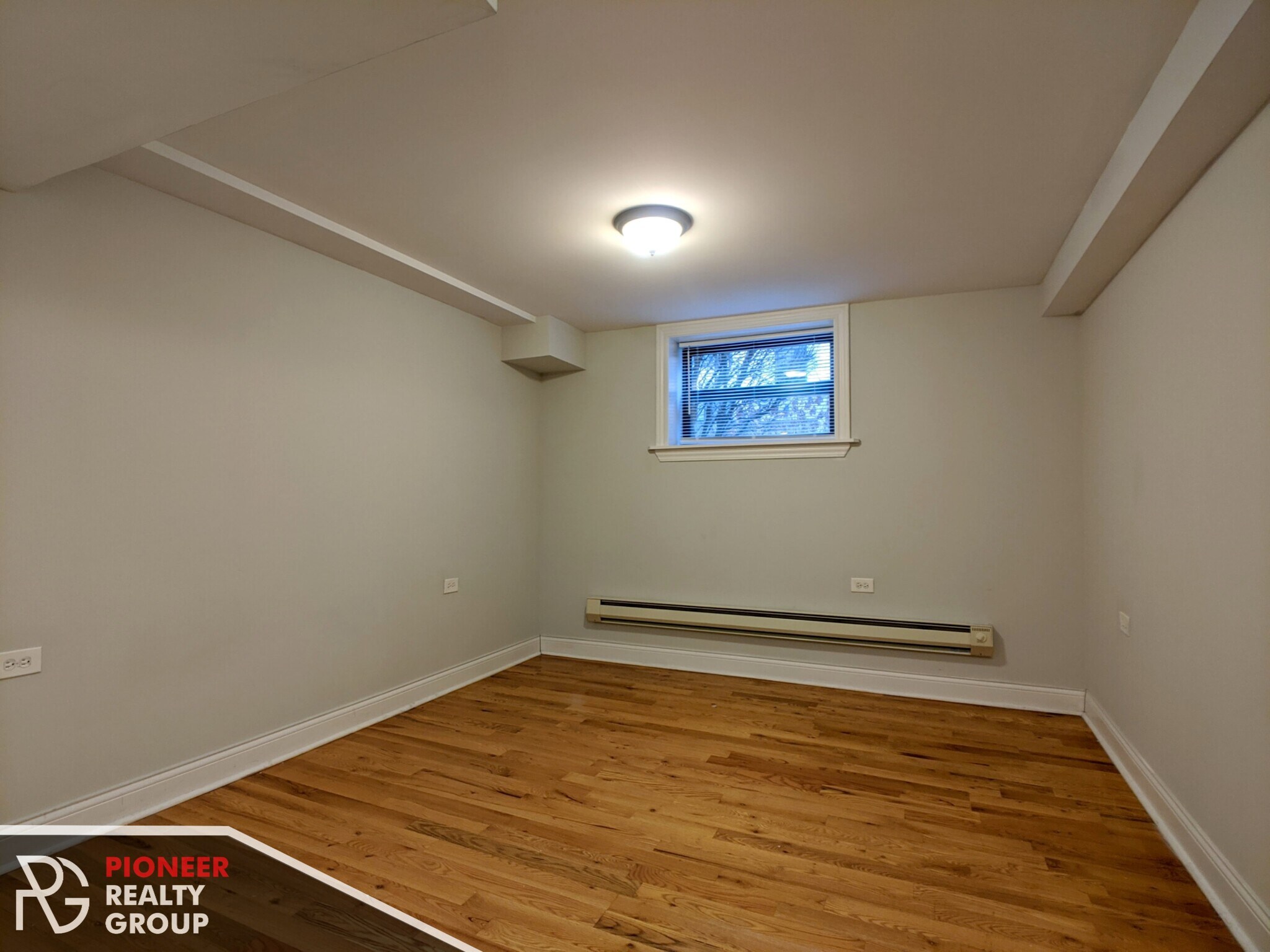 Building Photo - 1126 W Oakdale Ave