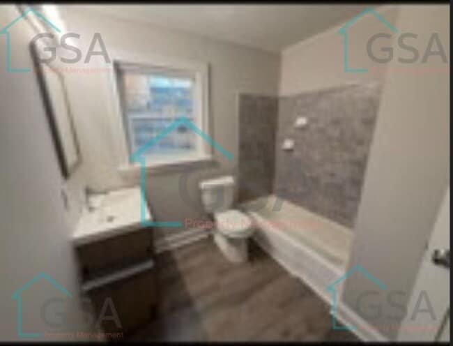 Building Photo - 2 Bedroom 1 Bath Available!