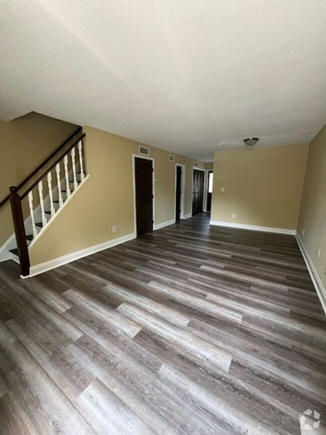 Building Photo - Renovated  Townhouse