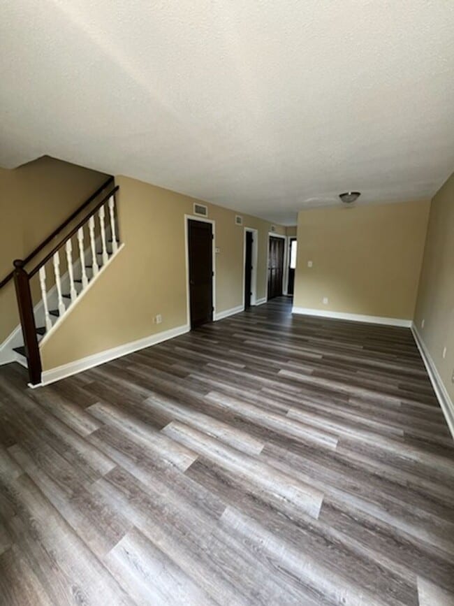 Building Photo - Renovated Townhouse