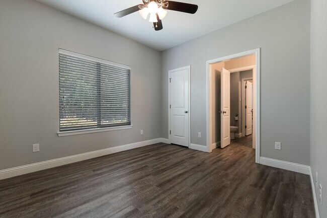 Building Photo - * MOVE IN SUMMER 7/6/2026* 6 Bed 4 Bath Ho...