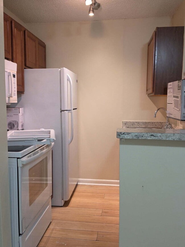 Building Photo - 1 bedroom, 1 bath; kitchen with microwave.