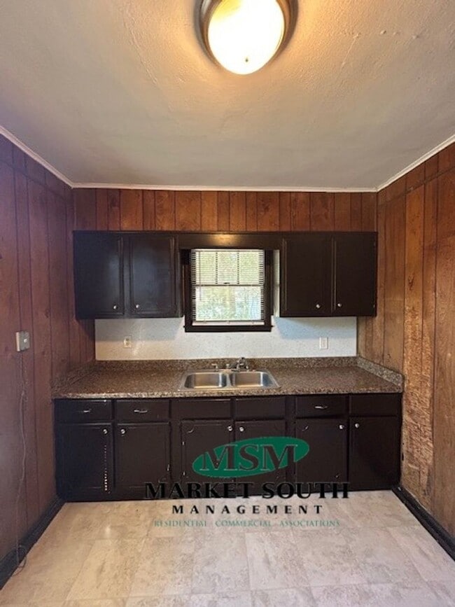 Building Photo - EASTSIDE BUNGALOW ON WALDBURG!