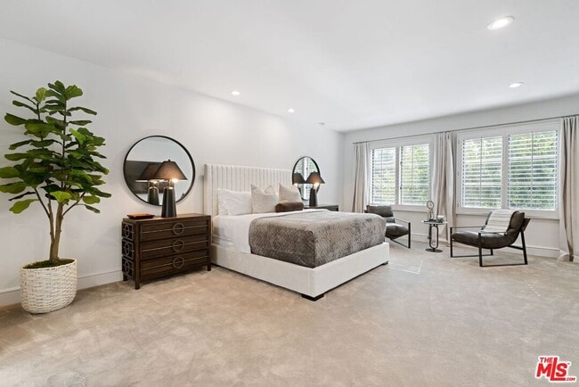 Building Photo - 506 N Rexford Dr