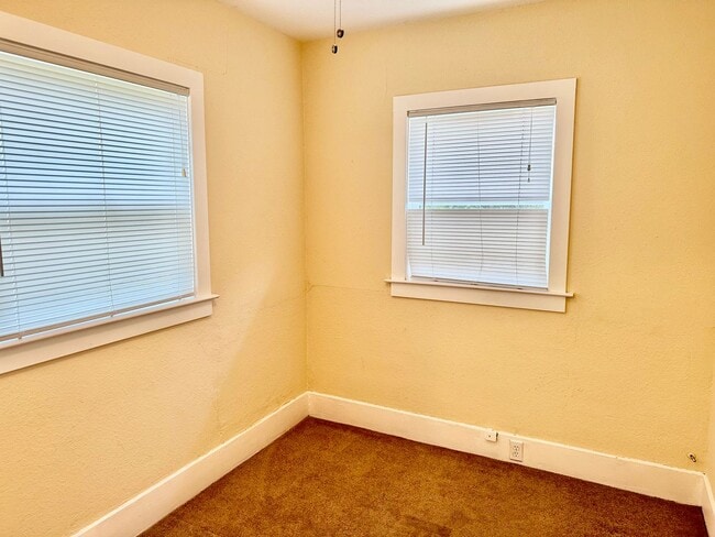 Building Photo - Charming 3/1 in the Heart of Tower Distict