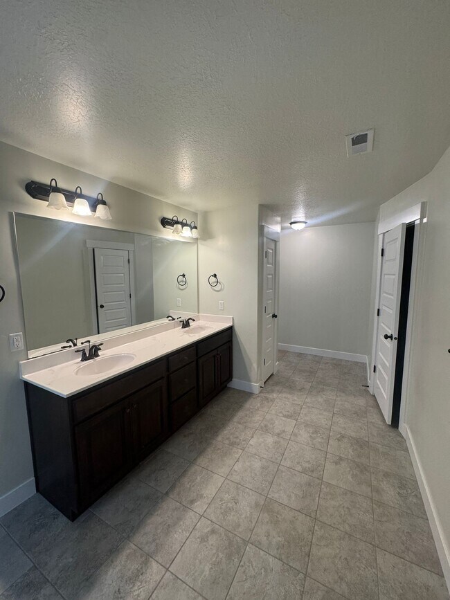 Building Photo - 1109 W Meridian Dr