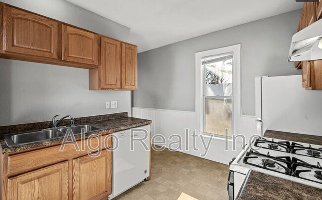 Building Photo - 861 Marion St