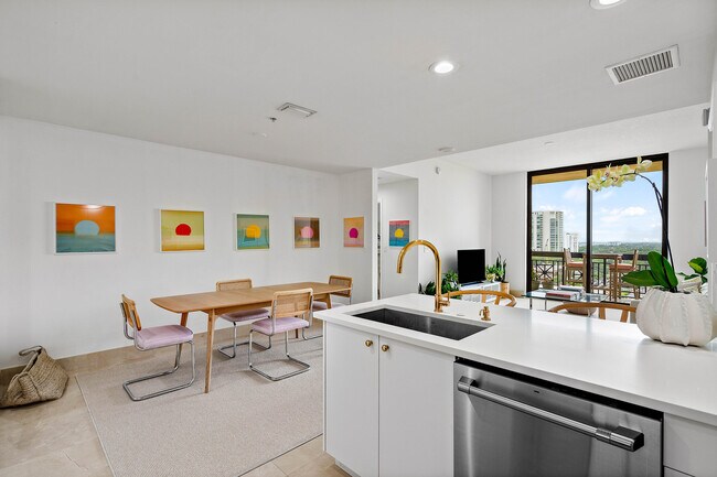 Building Photo - 801 S Olive Ave