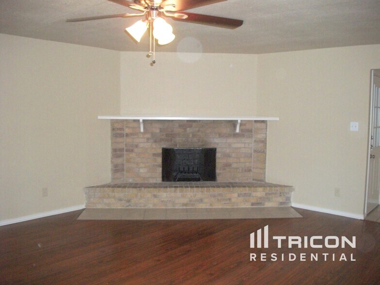 Building Photo - 9215 Sophora Dr
