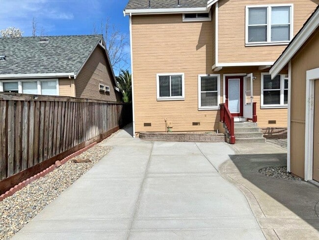 Building Photo - Modern 4 Bedroom 3 Bath Close to Marina Suisun City *Star Rentals