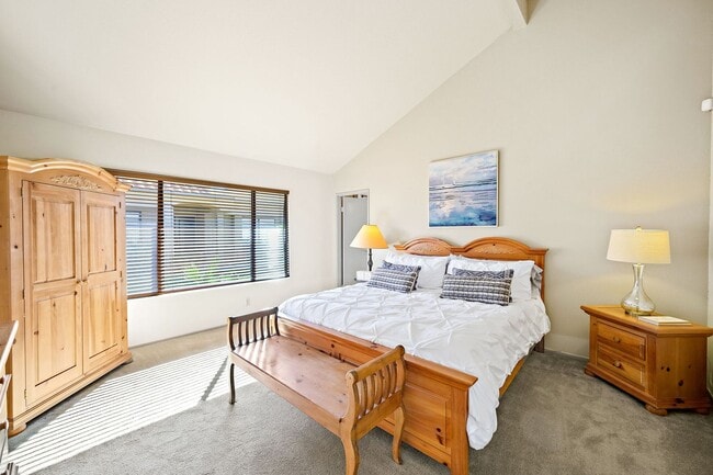 Building Photo - Spacious Two Bedroom Condo in Gated Commun...