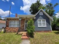 Building Photo - Charming 3 Bed / 2 Bath Home Just Minutes ...