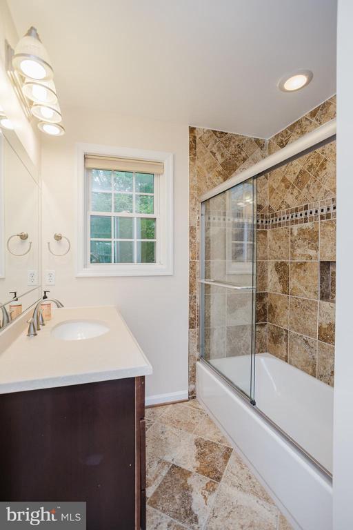 Building Photo - 2177 Chain Bridge Rd