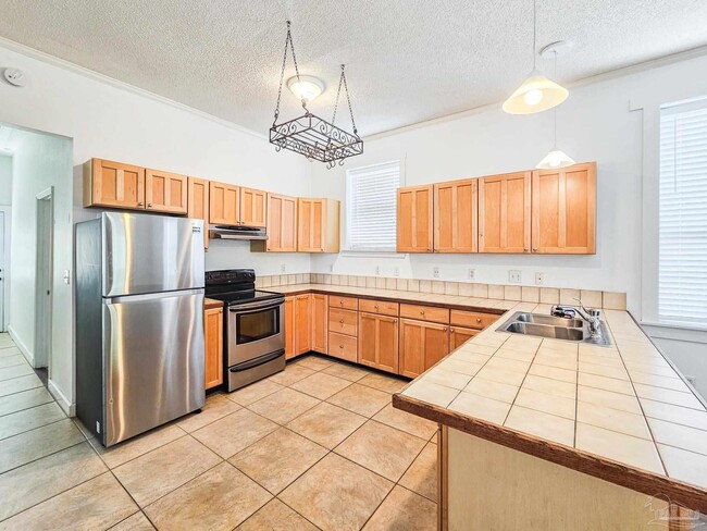 Building Photo - 919 E La Rua St