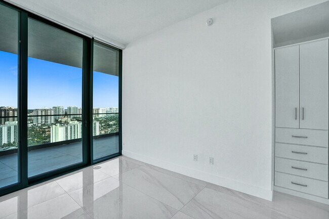 Building Photo - 18975 Collins Ave