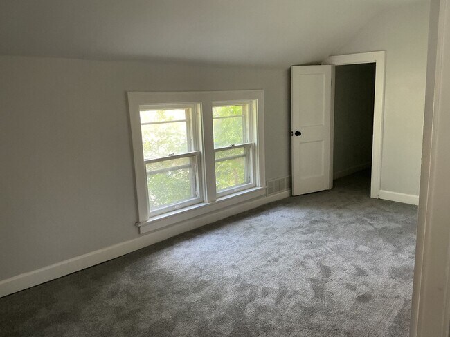 Building Photo - 4 Bedroom Single Family Home