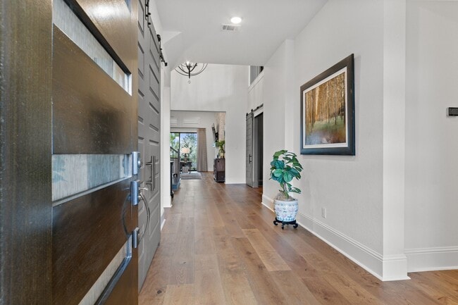 Building Photo - 902 Falcon Hollow Ln