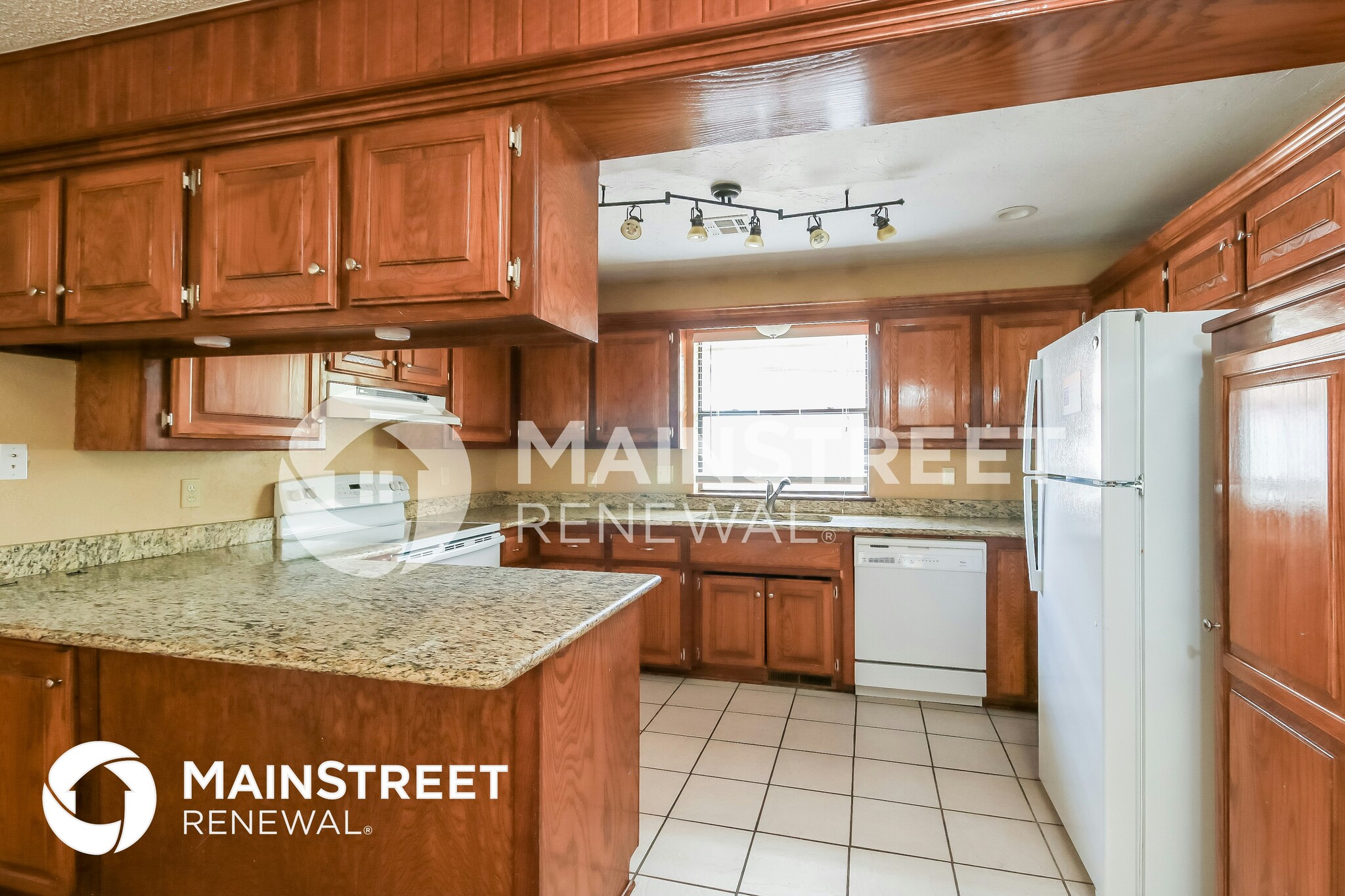 Building Photo - 2425 E Hills Dr