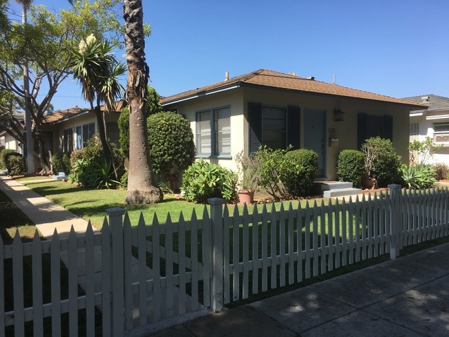 2411 Oak Street, Clover Park, Santa Monica! - 2411 Oak St