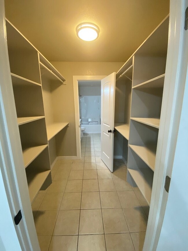 Building Photo - 518 Peterson Dr