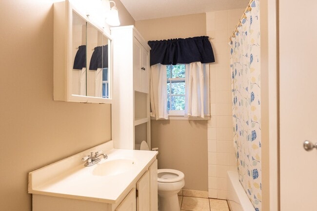 Building Photo - 882 Cherokee Rd