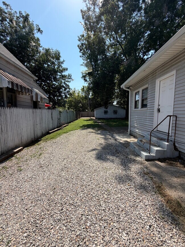 Building Photo - 2832 Dennison St