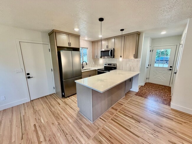 Building Photo - Freshly Remodeled 5bd/2.5bath Home w/ Daylight Basement in Heart of Multnomah Village
