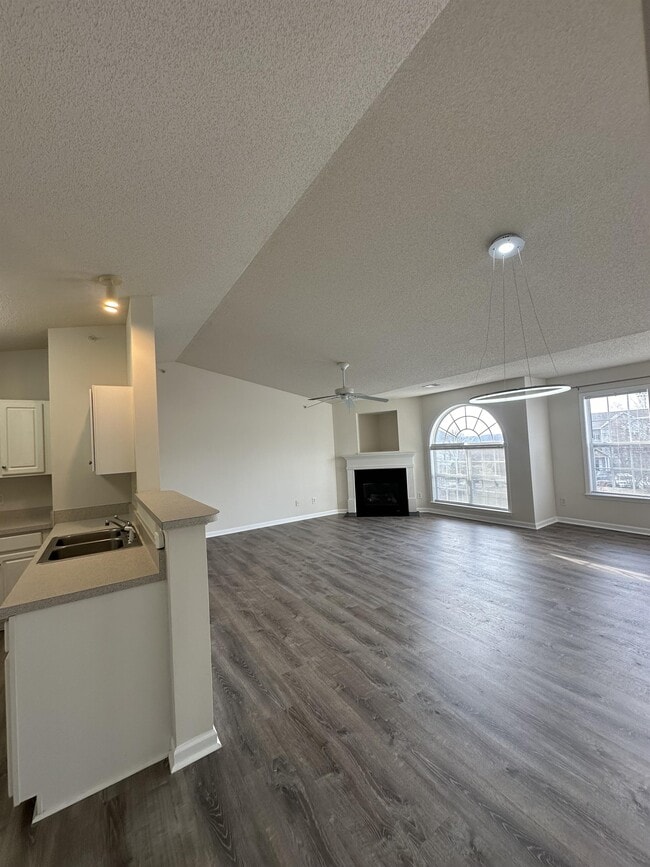 Building Photo - 6112 Hedgecock Cir