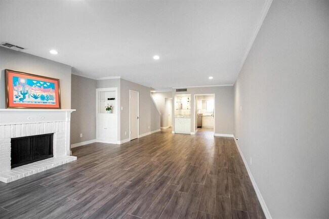 Building Photo - 913 Memorial Village Dr