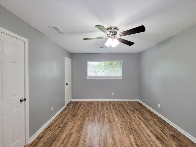 Building Photo - 3 Bed Home for Rent in Westbury 77035 with Large Fenced Yard & Deck