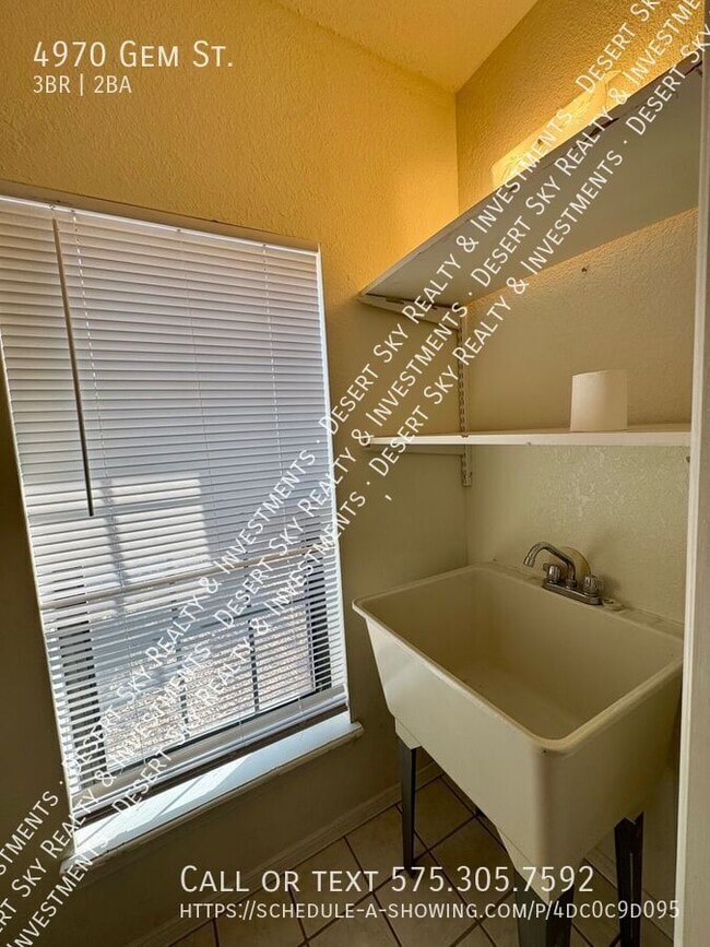 Building Photo - 4970 Gem St