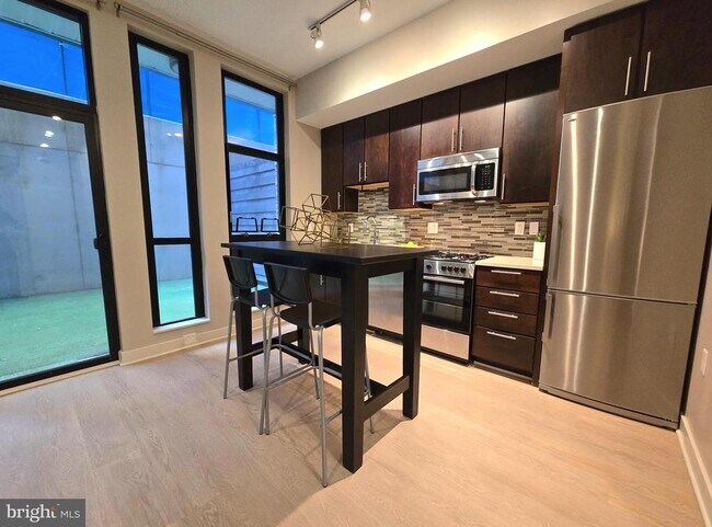 Building Photo - 1320 Fenwick Ln