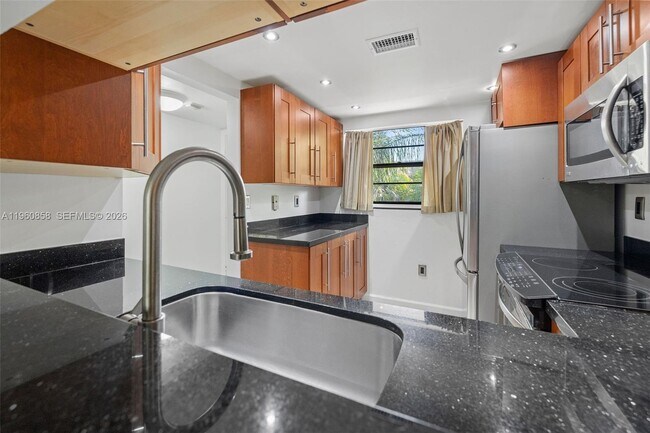 Building Photo - 10835 SW 112th Ave